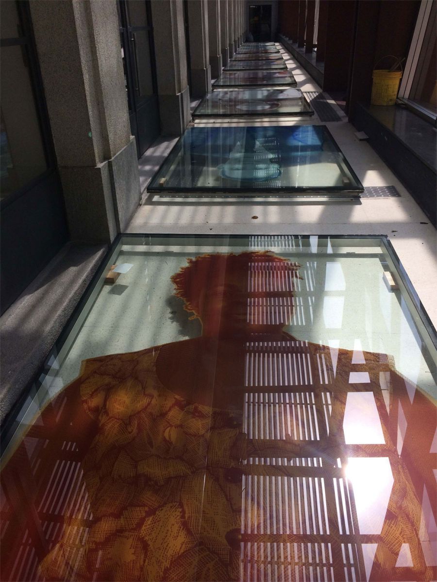 Biblioteca Mário de Andrade Em 2016, a Biblioteca Mário de Andrade recebeu a instalação em vidro assinada pelo artista plástico Alex Flemming. Ficaram expostos retratos de pessoas que frequentavam e que trabalhavam na biblioteca, além do tradicional autorretrato do artista. A obra foi composta por 16 grandes placas de vidro fornecidas pela empresa AGC Vidros do Brasil e transformadas pela Impressão Digital em Vidro, pesando no total 1,5 toneladas e ocupando área de 150m2, instaladas ao longo do corredor de vidro da Biblioteca. Estampadas em três das quatro faces das placas, as obras podem ser vistas por quem está dentro e fora da biblioteca e de cada lado apresentando cores e sensações diferentes. 