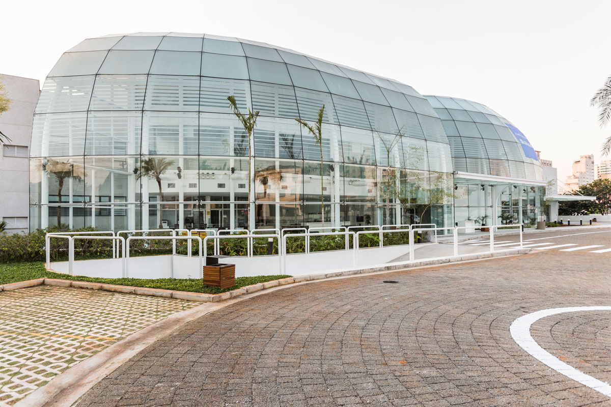 Hospital Moriah Projeto assinado pelo arquiteto Siegbert Zanettini traz fachadas frontais em arco, esquadrias com vidros laminados de 16 mm, com 4 películas de PVB para atenuar ruídos externos. Na fachada oposta, insulados (laminados de 8 mm + câmara de 20 mm) com micropersiana embutida em caixilharia de alumínio. A pele de vidro estrutural curva foi dividida em duas partes, que totalizam 700 metros quadrados. Formados por uma estrutura metálica com pé-direito triplo, os panos de vidro que vedam o átrio garantem leveza e transformam a edificação em um ícone marcante da região de Moema, em São Paulo.