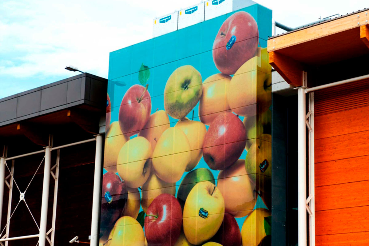 Consórcio Melinda na Itália   O produto cultivado e comercializado pelo Consórcio de Melinda foi impresso digitalmente com tintas de cerâmica no vidro da fachada do edifício da empresa, proporcionando uma imagem muito realistas das maçãs.