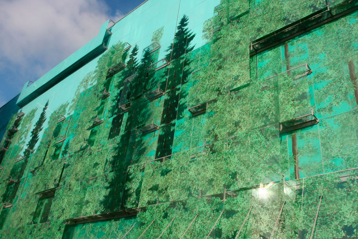 O exterior da AFIMall City em Moscou, na Rússia, é um exemplo de como gráficos enormes podem ser integrados à arquitetura. Fachada é composta por 3.500 chapas de vidro temperado de 8 a 12mm