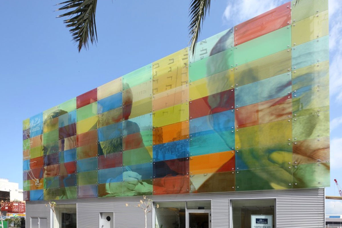 Centro Acadêmico Carmel em Israel  O Centro Acadêmico Carmel foi construído a partir de um antigo armazém portuário. Uma caixa retangular de dois andares contém salas de leitura, biblioteca e escritórios. Com design inovador, as 400 chapas de vidro receberam através do processo da impressão digital retratos de personalidades da cultura israelense. 