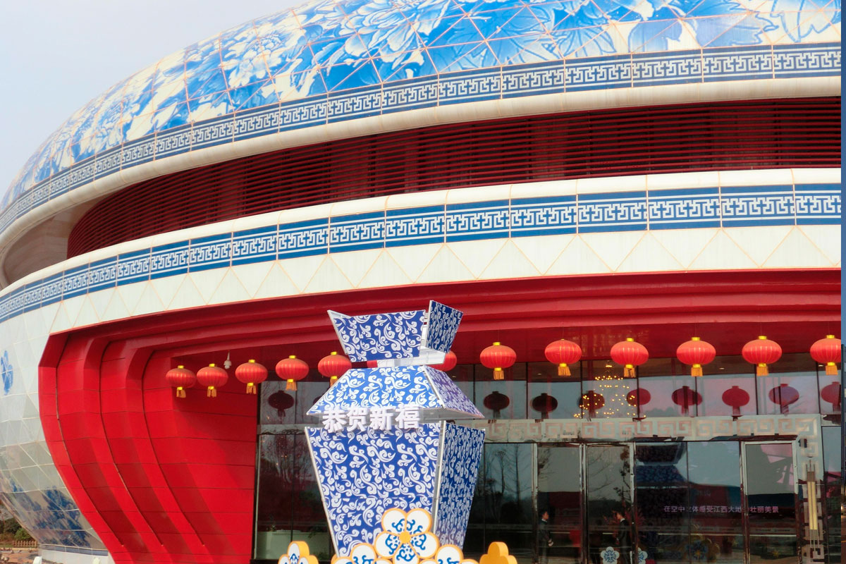 Galeria de arte na China  A ideia do projeto da galeria era que ela se fundisse com a natureza que cercava o prédio. O resultado uma fachada em vidro altamente transparente com impressões que à distância formam imagens de árvores. Ao todo, foram instalados 1.360 painéis de vidro low iron 8mm.