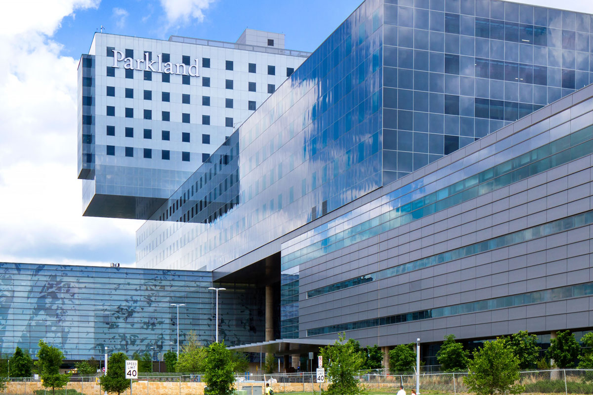Parkland Hospital O New Parkland Hospital foi construído para substituir o Parkland Memorial Hospital, de 54 anos. O principal projeto de fachada de vidro é compor nomes dos colaboradores do projeto, organizados na forma de uma árvore e impressos digitalmente com tintas de cerâmica em vários níveis de opacidade para criar o design intrincado com os 885 painéis de vidro.