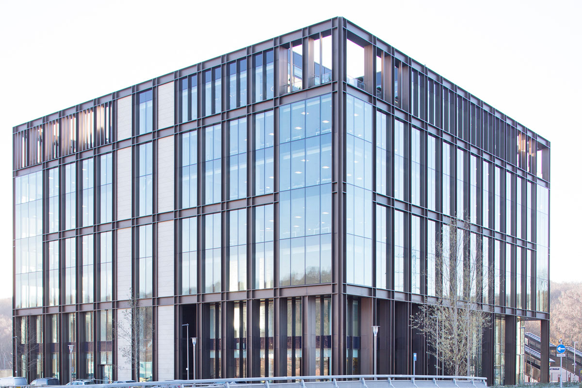 Building London O objetivo do projeto do prédio de 3.000 m2, que abriga uma grande variedade de instalações educacionais e comunitárias, incluindo a Academia Sky, era combinar estética com um ambiente interno aberto, beneficiando de muita luz natural.  O vidro ao longo de toda a extensão da escadaria de 51 metros, sobre a qual se elevam cerca de 15 metros. Estas são extrusões de alumínio altamente projetadas que são fixadas usando suportes de aço inoxidável nos cantilevers superiores e inferiores da estrutura de madeira do edifício.    Os suportes do VS-1 mantêm os painéis de vidro afastados do montante para dar um efeito 