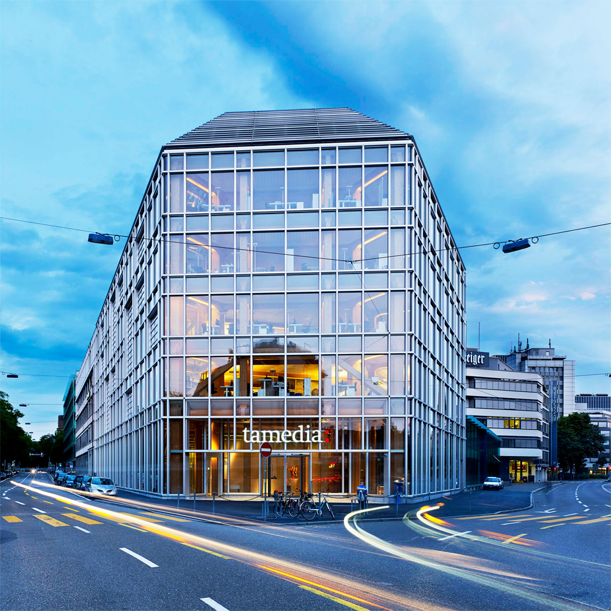 A sede do grupo editorial Tamedia, em Zurique, na Suiça, possui sistemas de envidraçamento de alumínio que ajudaram a criar uma construção de vidro e madeira altamente sustentável. Projetado por um dos principais arquitetos do Japão, Shigeru Ban, o projeto tem uma fachada pele de vidro tripla com três metros de profundidade para a elevação de 50m de comprimento com vistas sobre o rio Sihl.