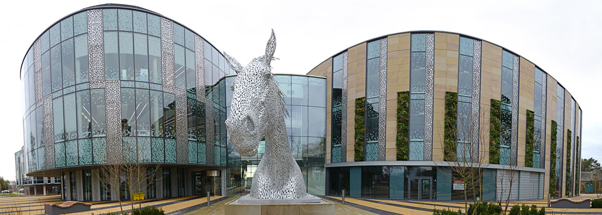 Universidade de Edimburgo O Edifício Charnock Bradley, na Universidade de Edimburgo, tem toda sua estrutura envidraçada, da fachado ao teto, o que oferece vistas claras e ininterruptas, dentro e fora do prédio. 