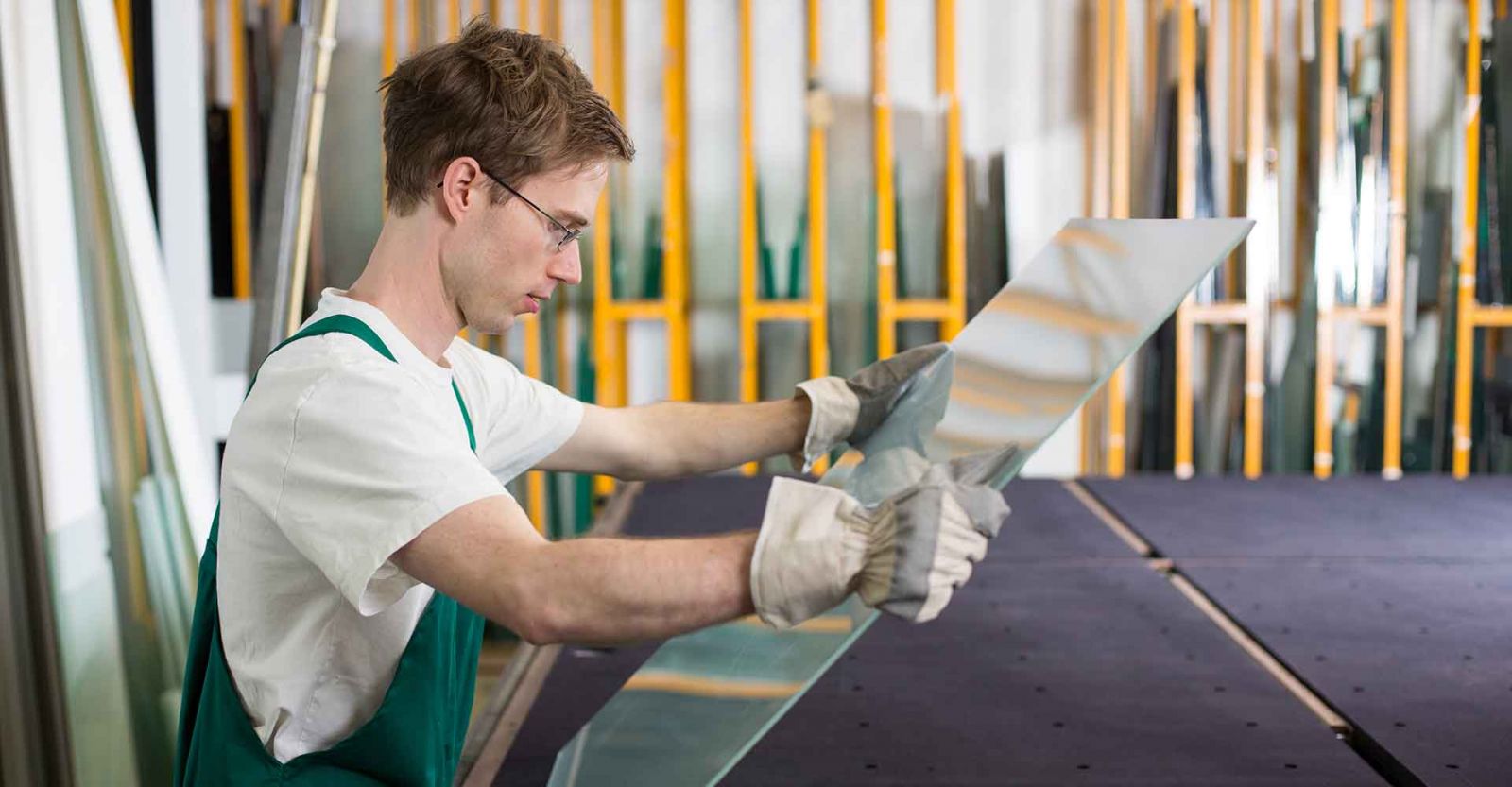 vidraceiro segurando chapa de vidro