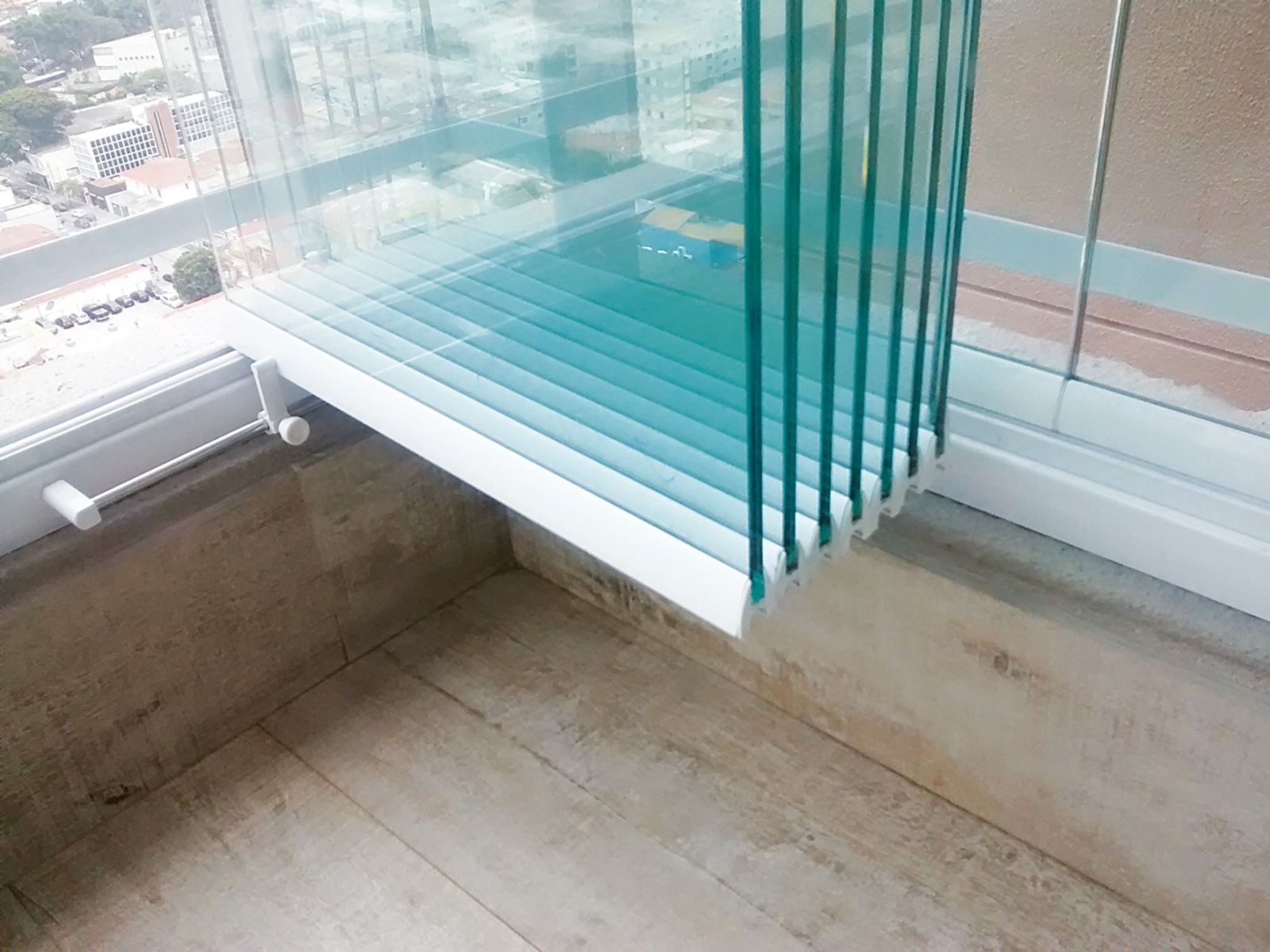 A instalação de um envidraçamento de sacada envolve uma série de componentes específicos