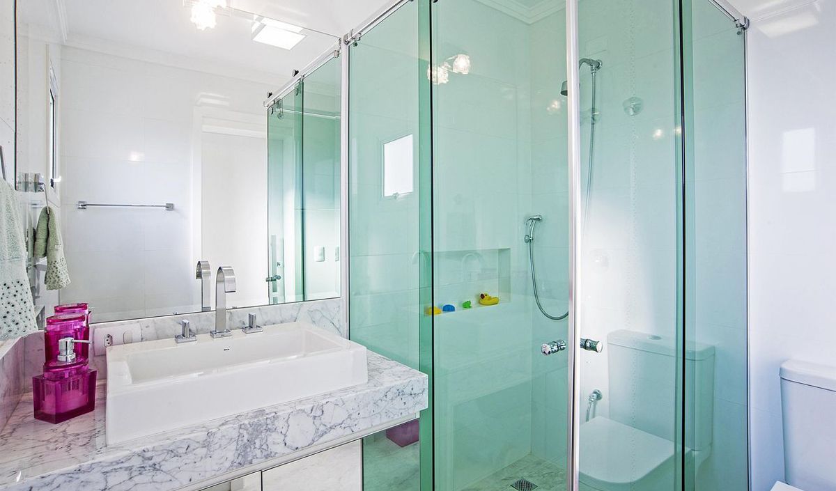 box de vidro padrão em banheiro pequeno e claro