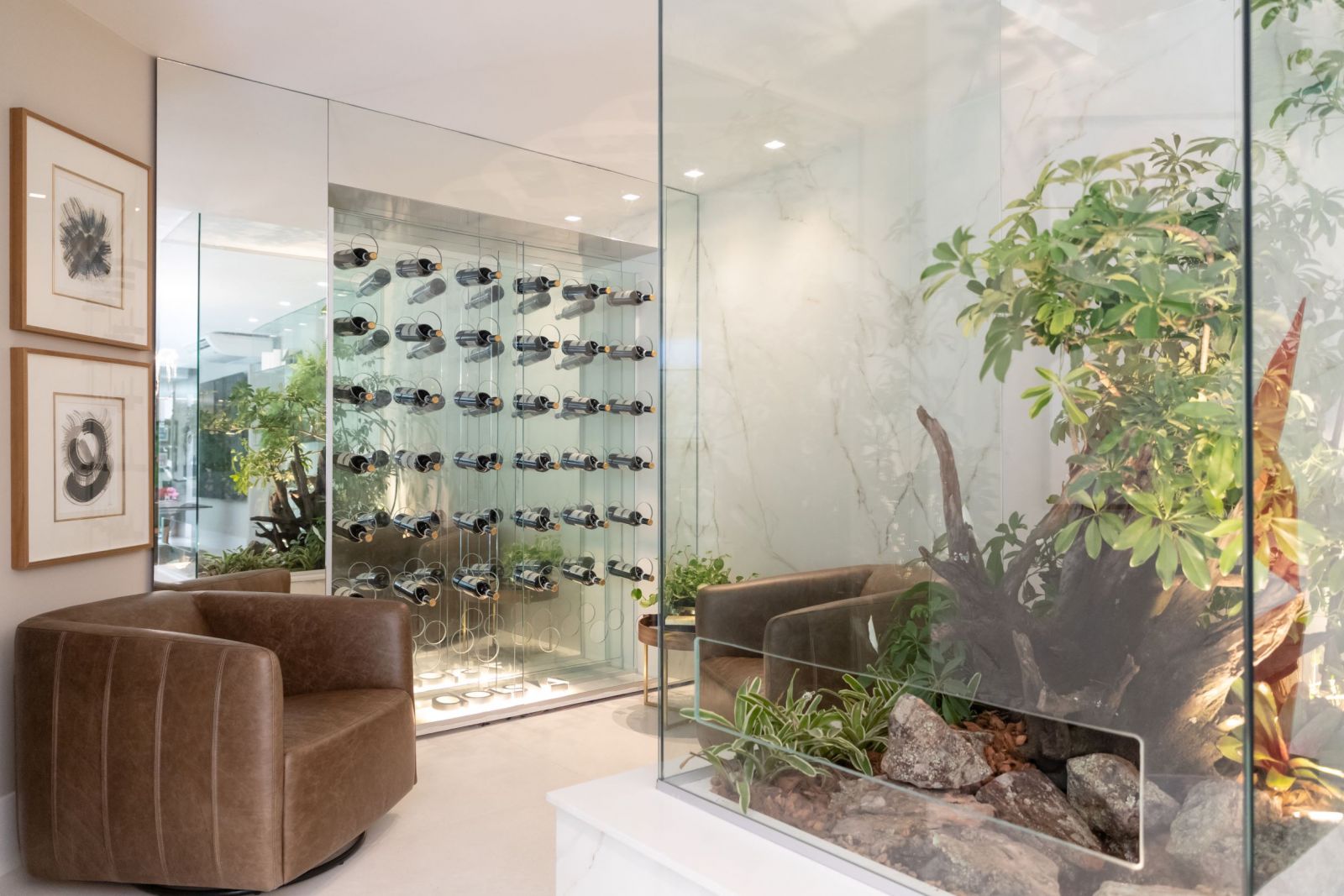 No ambiente criado pelo escritório Dois A Arquitetura, o espelho VIVIX Spelia Incolor foi aplicado como revestimento da adega de vinhos, valorizando o mobiliário