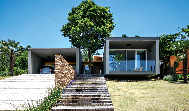 Residência em São José dos Campos recorre a amplos panos de vidro para estreitar contato com a natureza