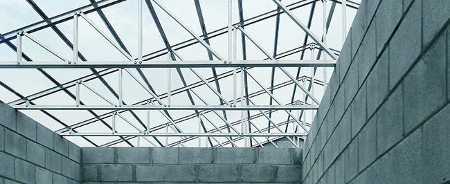 Cobertura com sistema Roofmaxx, da Asa Alumínio, vigamento para telhados que vem substituindo os sustentáculos de madeira por ser mais leve, resistente e fácil de instalar