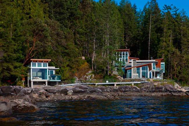 Casa com banheiro de vidro