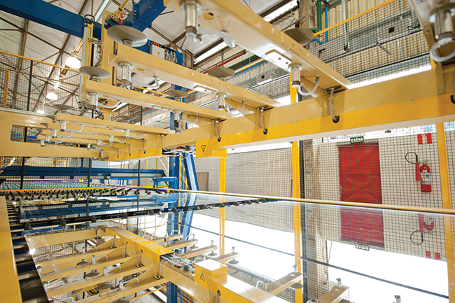 Na fábrica da Cebrace, onde o espelho ecológico é produzido e pintado a frio