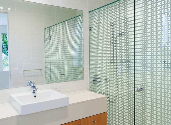 O box deste banheiro ganhou vidro serigrafado da New Temper 