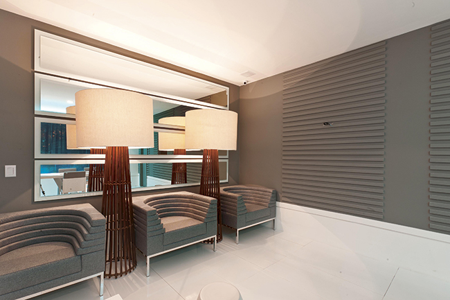 Bilheteria e concierge com cores suaves e mobiliário de bom gosto