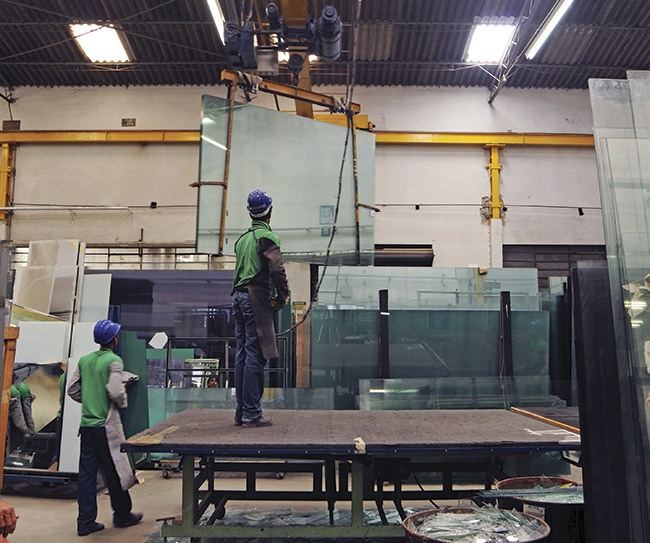 Manuseio de chapas jumbo em fábrica da Conlumi