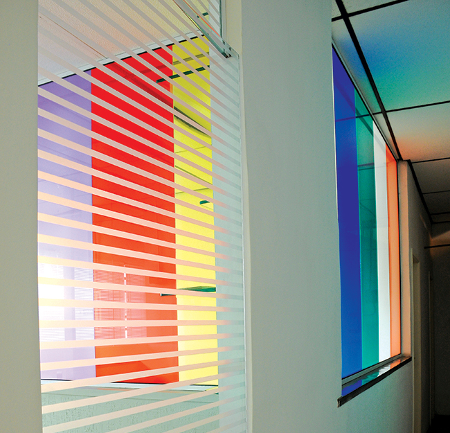 Jateamento foi a técnica escolhida para decorar esta porta de vidro Conlumi. Transparência com privacidade